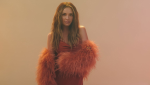 Image of Carly Pearce w/ Belle Frantz
